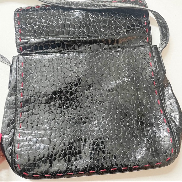 BCBG MAX AZRIA BLACK ITALIAN LEATHER SHOULDER BAG RED STITCHING RED INTERIOR - Picture 4 of 12